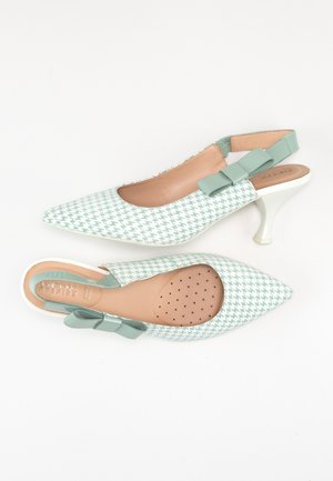 Buty na szpic z paskiem za piętą w miętowym wzorze pepitka, z jasnominętową kokardą i białym, zakrzywionym wysokim obcasem.
