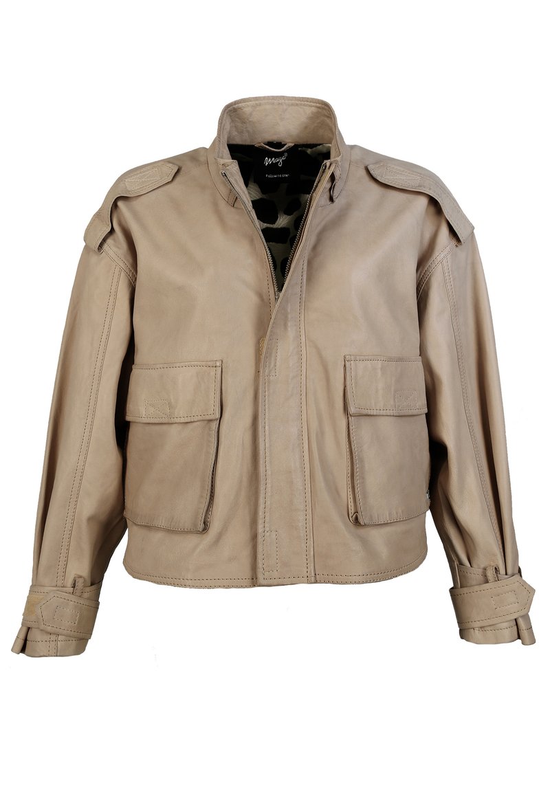Beige läderjacka med dragkedja fram, två bröstfickor och axelern. Har en texturerad foder med ett kamouflage-mönster.