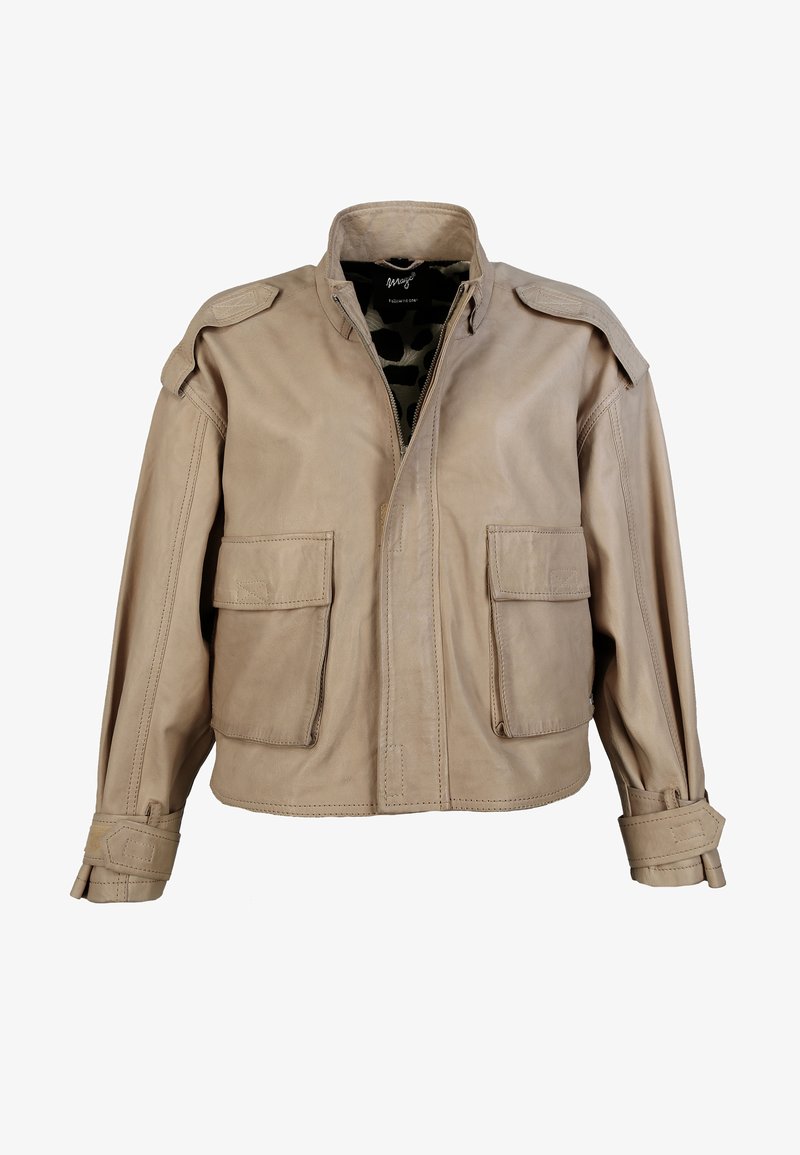 Beige nahka takki, jossa on vetoketju edessä, kaksi rintataskua ja olkapäät. Sisäpinnassa on kuvioitu kangas, jossa on kamouflagekuvio.