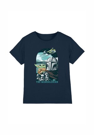 Marineblaues T-Shirt mit Mandalorian-Helm, Grogu, Sturmtruppen, Raumschiff, das über eine Landschaft fliegt, und dem Schriftzug „The Mandalorian“ unten.