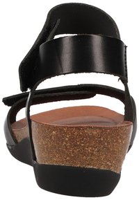 Černé kožené sandály s korkovou podešví. Design s otevřenou patou a nastavitelné popruhy pro pohodlné nošení. Hladký povrch a minimalistický styl.