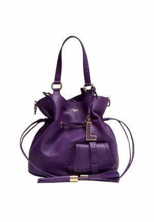 Sac seau en cuir violet avec fermeture à cordon, poche avant avec boucle, poignée supérieure unique et accents de quincaillerie dorée.