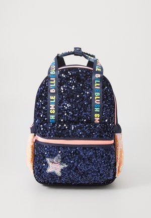 Blauwe sequin rugzak met roze accenten, sterdetail en meerkleurige tekstbanden. Bevat een hoofdcompartiment en een voorvak.
