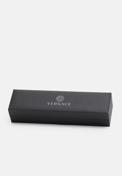 Schwarze rechteckige Box mit glatter Textur, die oben ein silbernes "VERSACE"-Logo und Emblem aufweist.