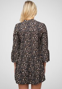 Robe à motif floral noir, dotée de manches trois-quarts, d'un ourlet volanté et d'une coupe ample avec un design à dos froncé.
