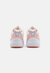 Sneakers med en blanding av hvite, rosa og lilla tekstiler med en teksturert mesh-overdel, polstrede krager og en rosa såle.