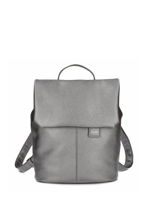 Zaino in pelle grigia con patta superiore, cucitura centrale frontale, manico, spallacci regolabili e piccola toppa rettangolare cucita con logo.