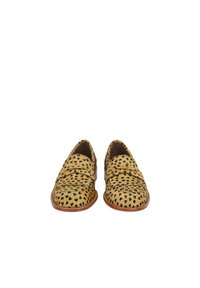 Leder-Look mit Leopardenmuster, die aus einem strukturierten, fellähnlichen Material bestehen. Mit abgerundetem Zeh und einer kontrastierenden braunen Sohle. Akzentuiert durch einen dezenten Riemen.