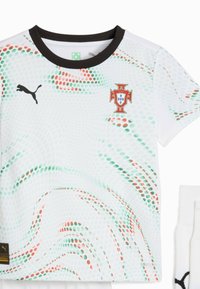 Ungdomsfotbollskit med en vit tröja med gröna och röda prickiga vågmönster, PUMA-logga och Portugals landslagsemblem. Inkluderar vita strumpor.