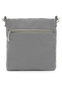 Borsa texturizzata in bianco e nero con tasca frontale con zip, tracolla regolabile e forma piatta e rettangolare. Il materiale sembra resistente.