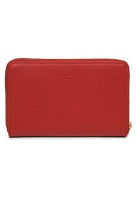 Portafoglio in pelle rossa con texture liscia, chiusura a zip e logo "LANCASTER PARIS" impresso sul davanti. Design rettangolare compatto.