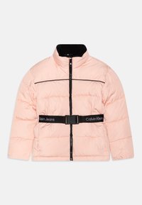 Jasnoróżowa puchowa kurtka z wysokim kołnierzem, czarnym zamkiem z przodu i poziomym pikowaniem. Posiada czarny pasek z logo na wysokości talii.