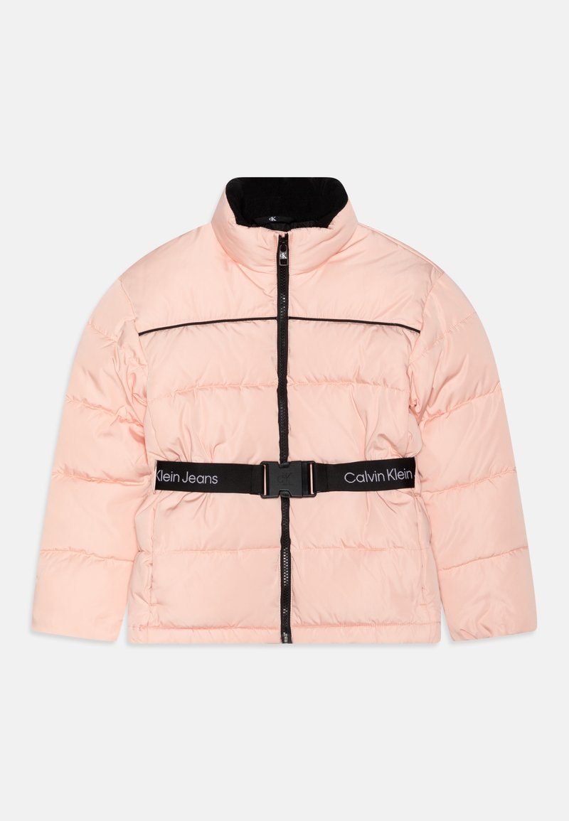 Jasnoróżowa puchowa kurtka z wysokim kołnierzem, czarnym zamkiem z przodu i poziomym pikowaniem. Posiada czarny pasek z logo na wysokości talii.