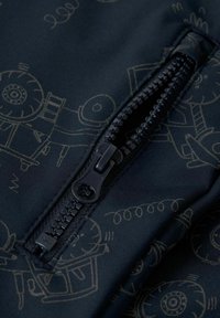 Tissu bleu marine avec un motif de train subtil, doté d'une fermeture éclair noire sur un côté. La texture semble lisse avec un léger éclat.