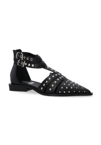 Czarne skórzane buty z wydłużonym toe i płaskim obcasem. Oferują srebrne ćwieki i klamry dla pewnego dopasowania. Smukły i nowoczesny design.