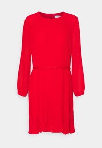 Punaa pleatoitu mekko pitkillä hihoilla, pyöreällä kaula-aukolla ja yhteensopivalla vyöllä vyötäröllä. Valmistettu kevyestä, virtaavasta kankaasta.