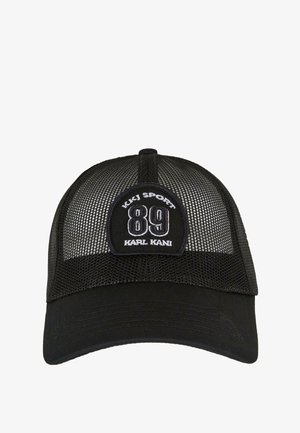 Fekete sapka hálós hátsó résszel, kerek koronával és ívelt könnyökkel. Jellemzője egy kör alakú hímzett folt "KKJ SPORT 89" és "KARL KANI" felirattal fehér színben.