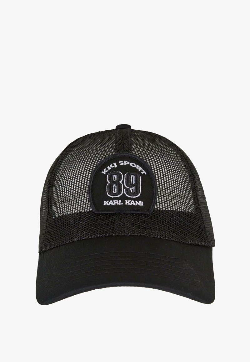 Fekete sapka hálós hátsó résszel, kerek koronával és ívelt könnyökkel. Jellemzője egy kör alakú hímzett folt "KKJ SPORT 89" és "KARL KANI" felirattal fehér színben.