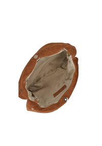 Borsa a mano in suede marrone con una texture morbida, forma arrotondata, chiusura a calamita e fodera in tessuto beige con tasca con zip.