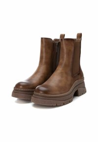 Stivaletti in pelle marrone con finitura texture, cerniera laterale e tacco in gomma spesso. Fodera interna visibile nella parte superiore.