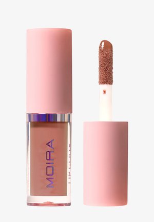 Lipglossbuis met roze dop en applicatorstaafje, met een naaktbruine cosmetische substantie op het zachte borstelpuntje.