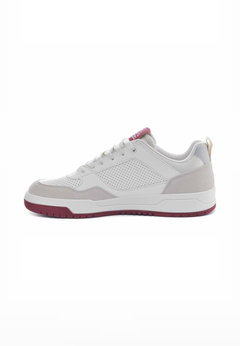Sneakers bianchi con accenti in suede grigio, pannelli laterali perforati, suola borgogna e un piccolo logo rosa sulla linguetta. Design low-top, con lacci.