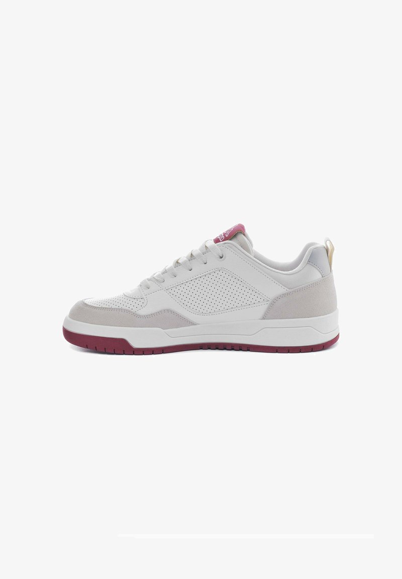 Sneakers bianchi con accenti in suede grigio, pannelli laterali perforati, suola borgogna e un piccolo logo rosa sulla linguetta. Design low-top, con lacci.
