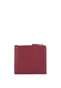 Portafoglio in pelle bordeaux con una finitura testurizzata, dotato di chiusura a zip e di una forma compatta e rettangolare. Tra gli accessori ci sono componenti in metallo dorato.