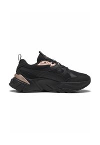 Scarpe sportive nere realizzate in mesh e materiale sintetico, con una suola spessa, dettagli in oro rosa e un design accentuato del tallone posteriore.