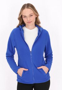 Felpa blu in pile con zip frontale, due tasche laterali e cappuccio. Presenta una texture morbida e un design aderente per il massimo del comfort.