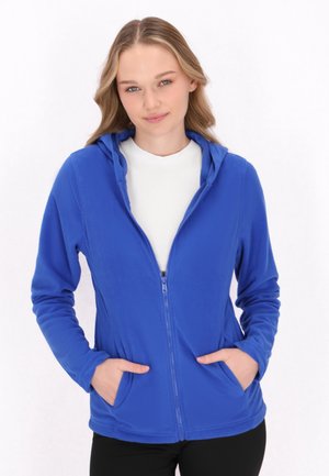 Blaue Fleece-Übergangsjacke mit einem Frontreißverschluss, zwei Seitentaschen und einer Kapuze. Sie zeichnet sich durch eine weiche Textur und ein figurnahes Design für zusätzlichen Komfort aus.