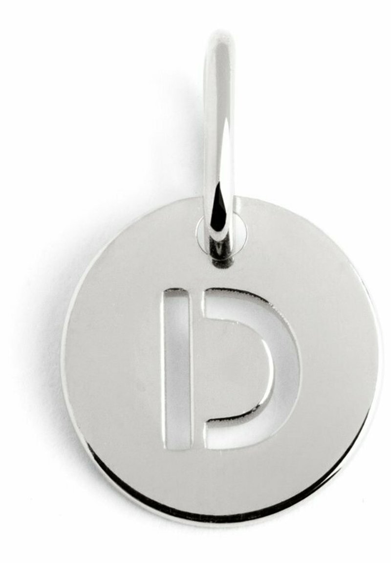Pendente rotondo in argento con una finitura lucida; presenta una lettera "D" ritagliata al centro e un anello attaccato per appenderlo.