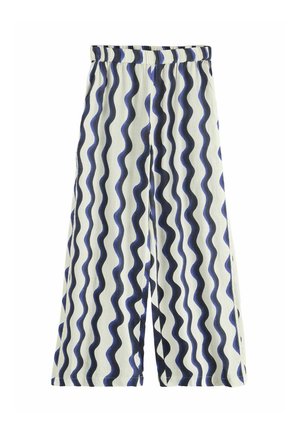 Weit geschnittene Hose mit weißem Grund und vertikalen wellenförmigen schwarzen und blauen Streifen, mit elastischem Bund und gekürzter Länge.