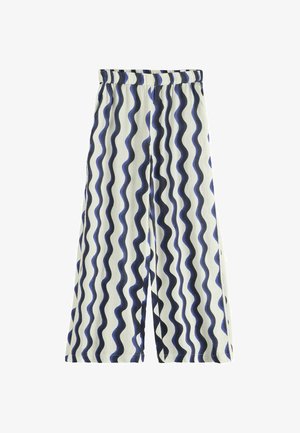 Weit geschnittene Hose mit weißem Grund und vertikalen wellenförmigen schwarzen und blauen Streifen, mit elastischem Bund und gekürzter Länge.