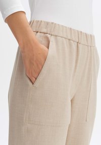 OPUS MYHA - Stoffhose - macadamia