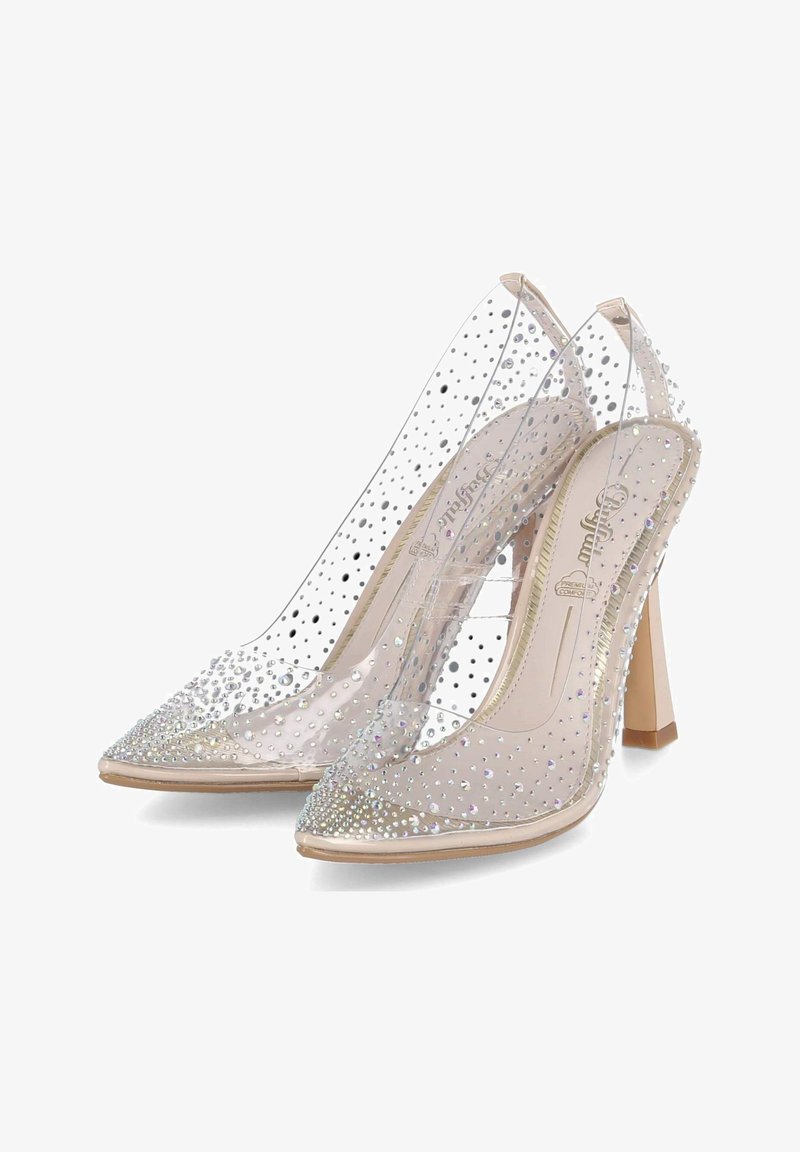Chaussures à talons aiguilles transparentes avec lanière arrière, bouts pointus, recouvertes de petits strass scintillants et semelles ainsi que talons beiges.