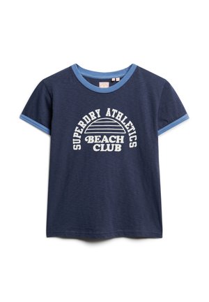 Navyblauwe katoenen T-shirt met lichtblauwe kraag en mouwafwerking. Bevat witte bedrukte tekst: "Superdry Athletics Beach Club" en een halve cirkel ontwerp.