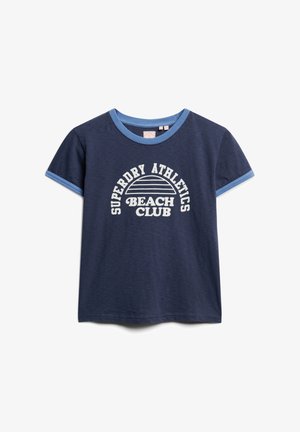 T-shirt en coton bleu marine avec un col et des bordures de manches bleu clair. Présente un texte imprimé en blanc : "Superdry Athletics Beach Club" et un design en demi-cercle.
