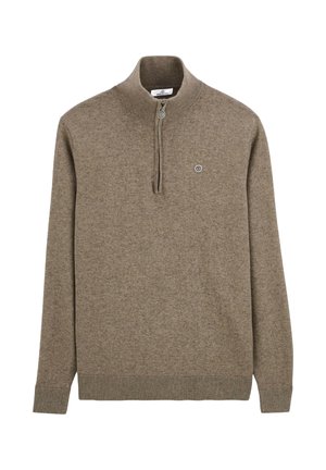 Pull en maille brun avec un col montant zippé, des poignets et un ourlet côtelés. Présente un petit logo sur la poitrine. Texture douce et design décontracté.