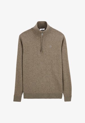 Pull en maille brun avec un col montant zippé, des poignets et un ourlet côtelés. Présente un petit logo sur la poitrine. Texture douce et design décontracté.