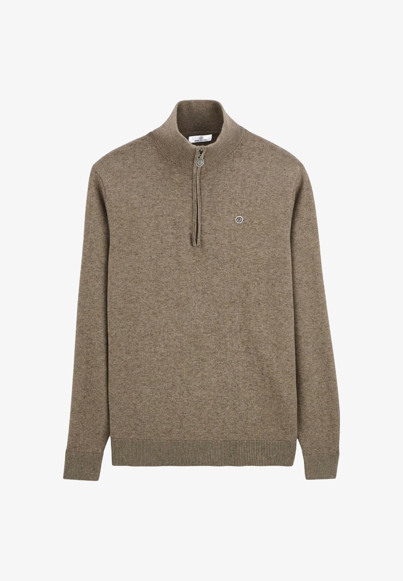 Pull en maille marron avec col à fermeture éclair partielle, poignets et ourlet côtelés, avec un petit logo près de la poitrine. Texture douce et poids moyen.