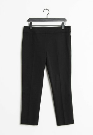 Pantalons noirs en tissu lisse, avec un design ajusté, des jambes droites et deux boutons d'accent à la taille de chaque côté.