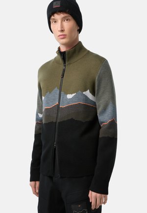 Reißverschluss-Pullover mit Bergmuster in Olivgrün, Grau und Schwarz. Aus strukturiertem Strickstoff mit hohem Kragen gefertigt.