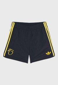 Shorts de sport bleu marine avec des rayures jaunes sur les côtés, une taille élastique et un logo jaune sur la jambe gauche. Tissu léger avec une texture lisse.