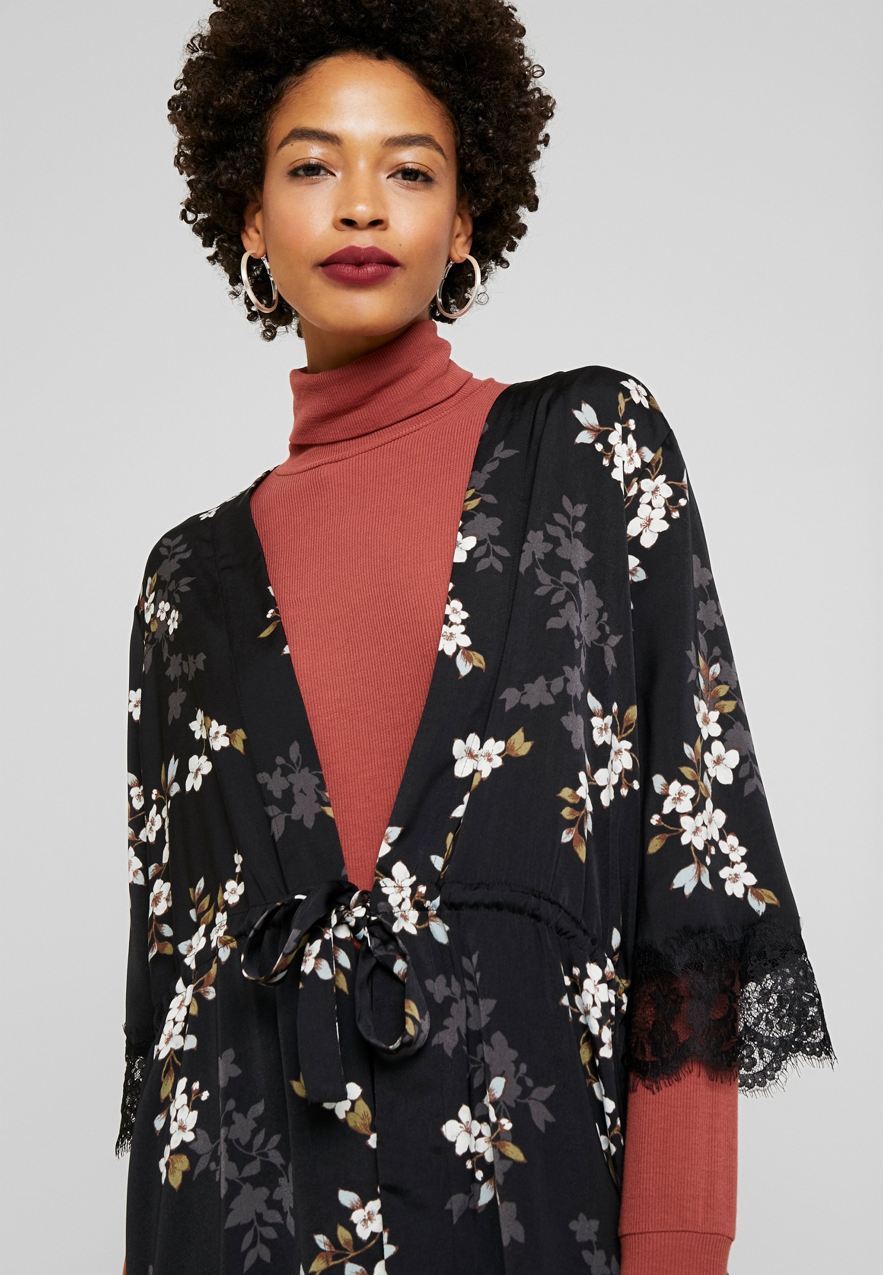 Rosemunde JACKET 34 S Lett jakke black cherry bloom Bloom jakke | Hullmønster | Strikkeoppskrift jakke av