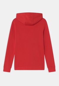 Röd luvtröja med mjuk textur, långa ärmar och enkel design med manschetter och fåll som ligger plant.