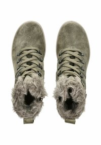 Zelené semišové kotníkové boty s chlupatým límcem, černými kovovými očka a odpovídajícími tkaničkami, gumovou podrážkou a texturovaným povrchem.