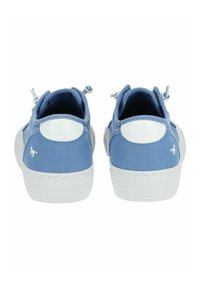 Modré plátěné tenisky s bílými gumovými podrážkami, dvojicí poutků na zadní straně a malým logem. Hladký povrch s zaobleným designem a kontrastními akcenty.