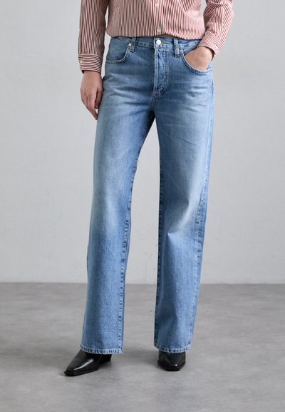 Lys blå denim jeans med lige ben, fem-lomme-design og en falmet vask. Udstyret med diskrete syninger og en mellemhøj talje.