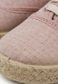 Espadrilla rosa con tomaia in tessuto testurizzato caratterizzata da luccichii incorporati; suola in corda di cocco naturale che aggiunge texture; design con lacci.